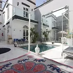 Riad Avec Piscine - Wifi- Petit Dejeuner